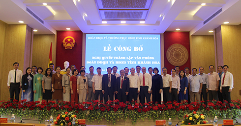 Lãnh đạo các sở, ban, ngành của tỉnh chụp hình lưu niệm với lãnh đạo Văn phòng Đoàn Đại biểu Quốc hội và HĐND tỉnh