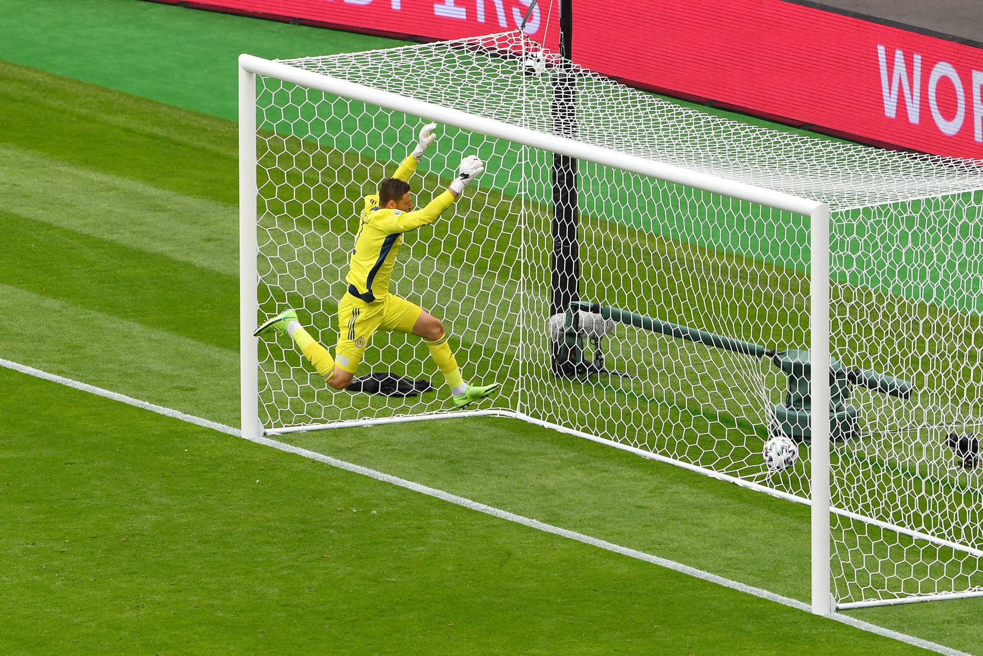 hủ thành Marshall đuổi theo trái bóng mà Patrik Schick sút thẳng vào khung thành Scotland từ khoảng cách hơn 40m