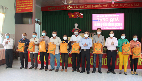 Đoàn Đại biểu Quốc hội tỉnh trao quà cho các hộ dân xã Vạn Thắng