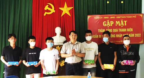 Đồng ch&iacute; Lương Đức Hải tặng qu&agrave; cho thanh ni&ecirc;n x&atilde; Cam Lập  chuẩn bị l&ecirc;n đường nhập ngũ.