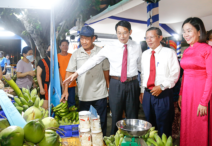 Khanh Hoa’s leadership attending the fair