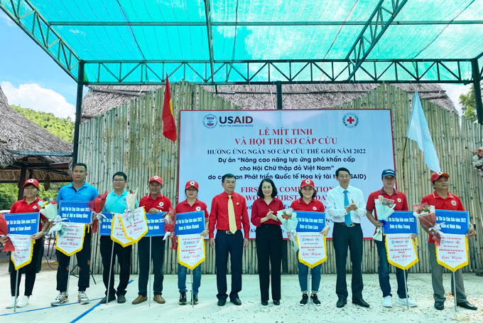 C&aacute;c vị l&atilde;nh đạo tặng hoa v&agrave; cờ lưu niệm cho c&aacute;c đội tham gia Hội thi Sơ cấp cứu năm 2022.