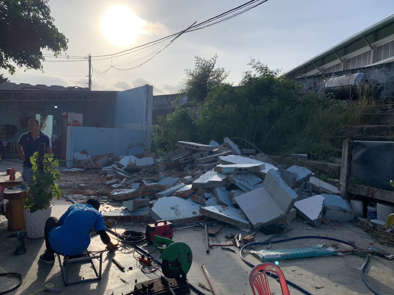 Tháo dỡ công trình vi phạm tại Sân vận động Cam Ranh