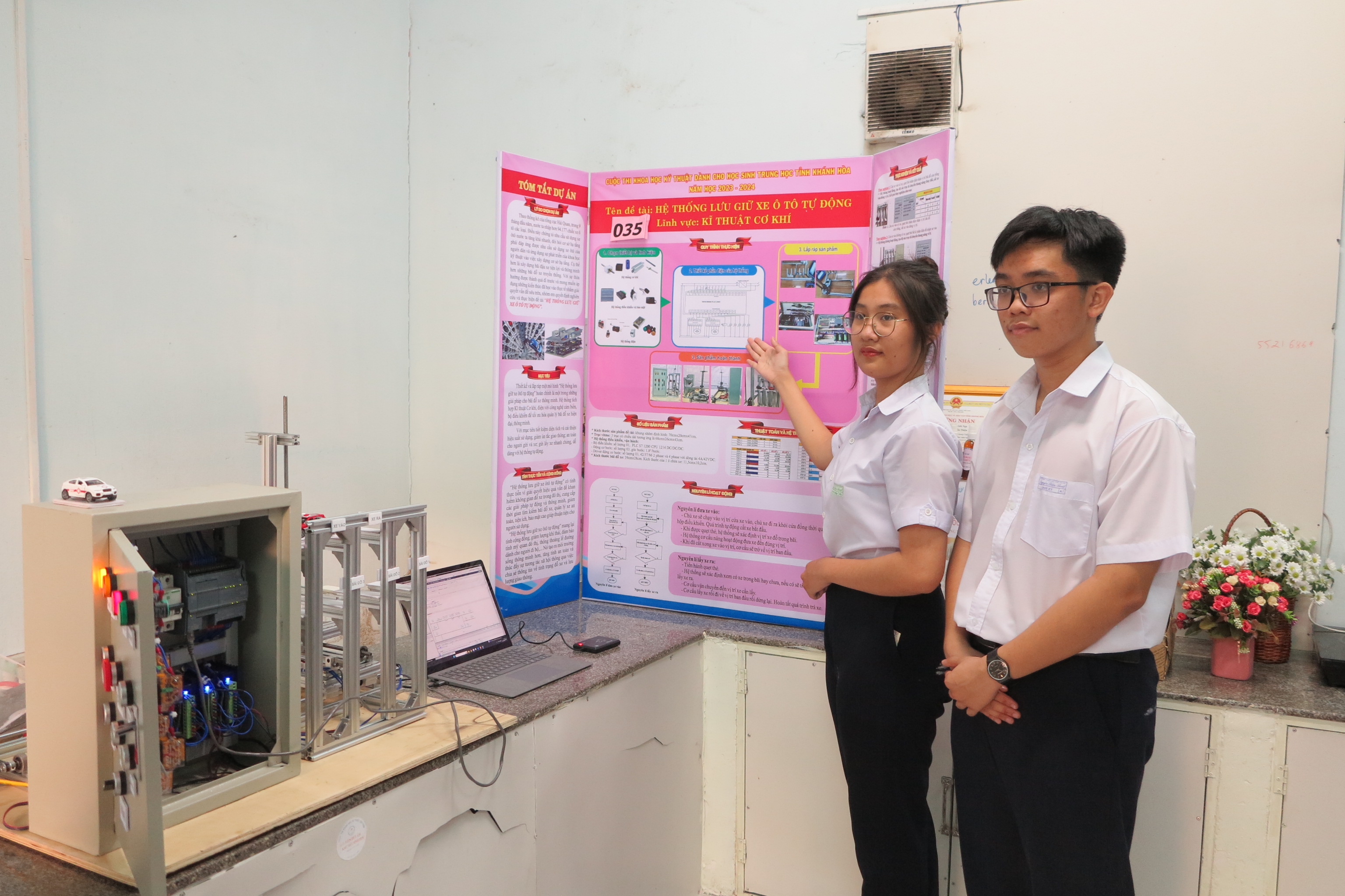 Mô hình lưu giữ xe ô tô tự động của hai học sinh