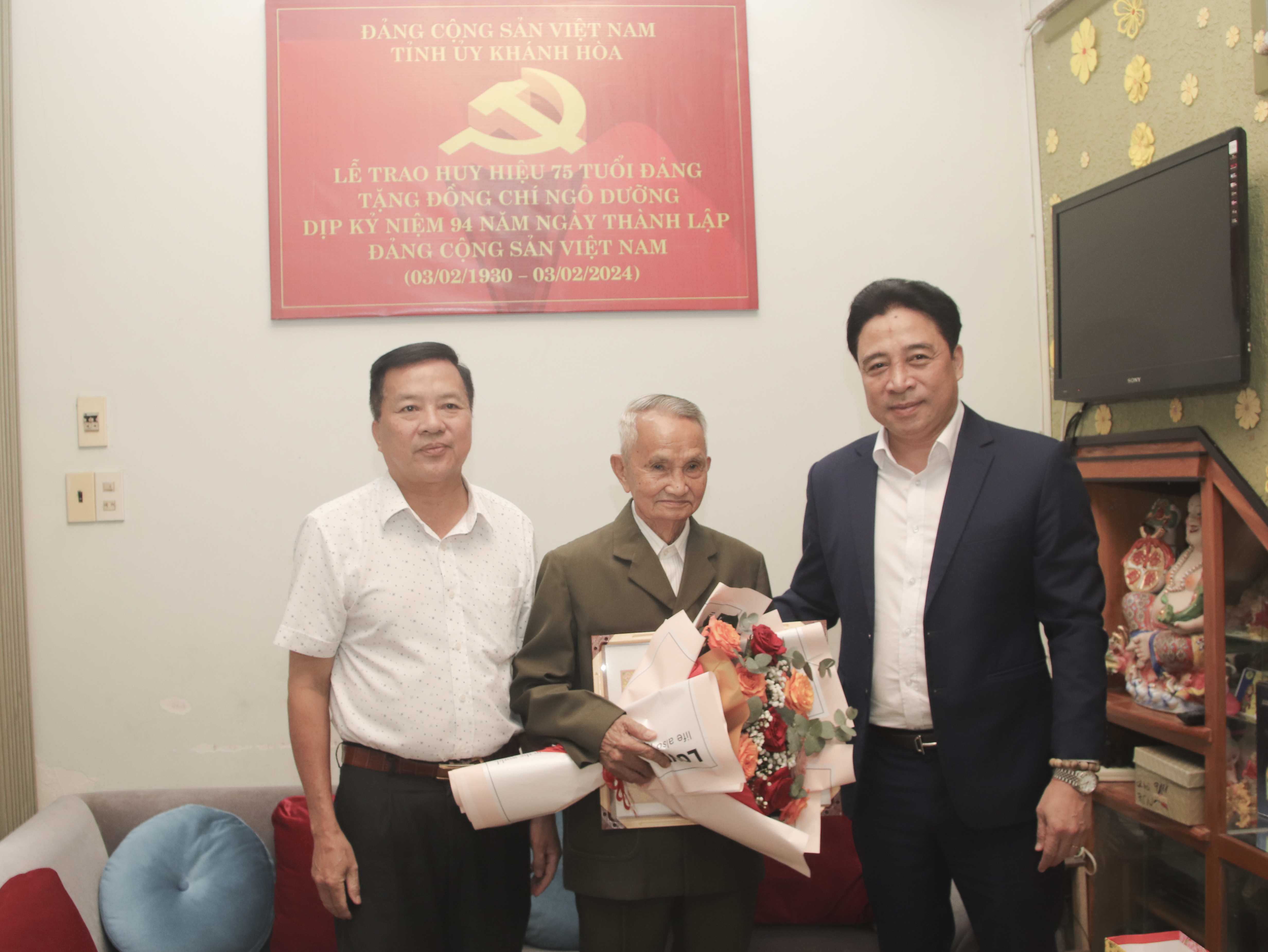 Ông Nguyễn Khắc Toàn - Phó Bí thư Thường trực Tỉnh ủy, Chủ tịch HĐND tỉnh: : Trao Huy hiệu Đảng cho đảng viên tiêu biểu TP. Nha Trang