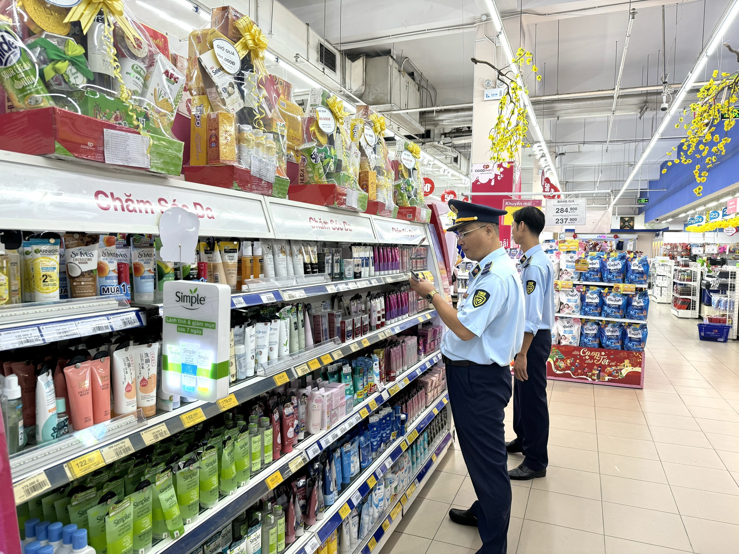 Kiểm soát chặt thị trường hàng hóa Tết