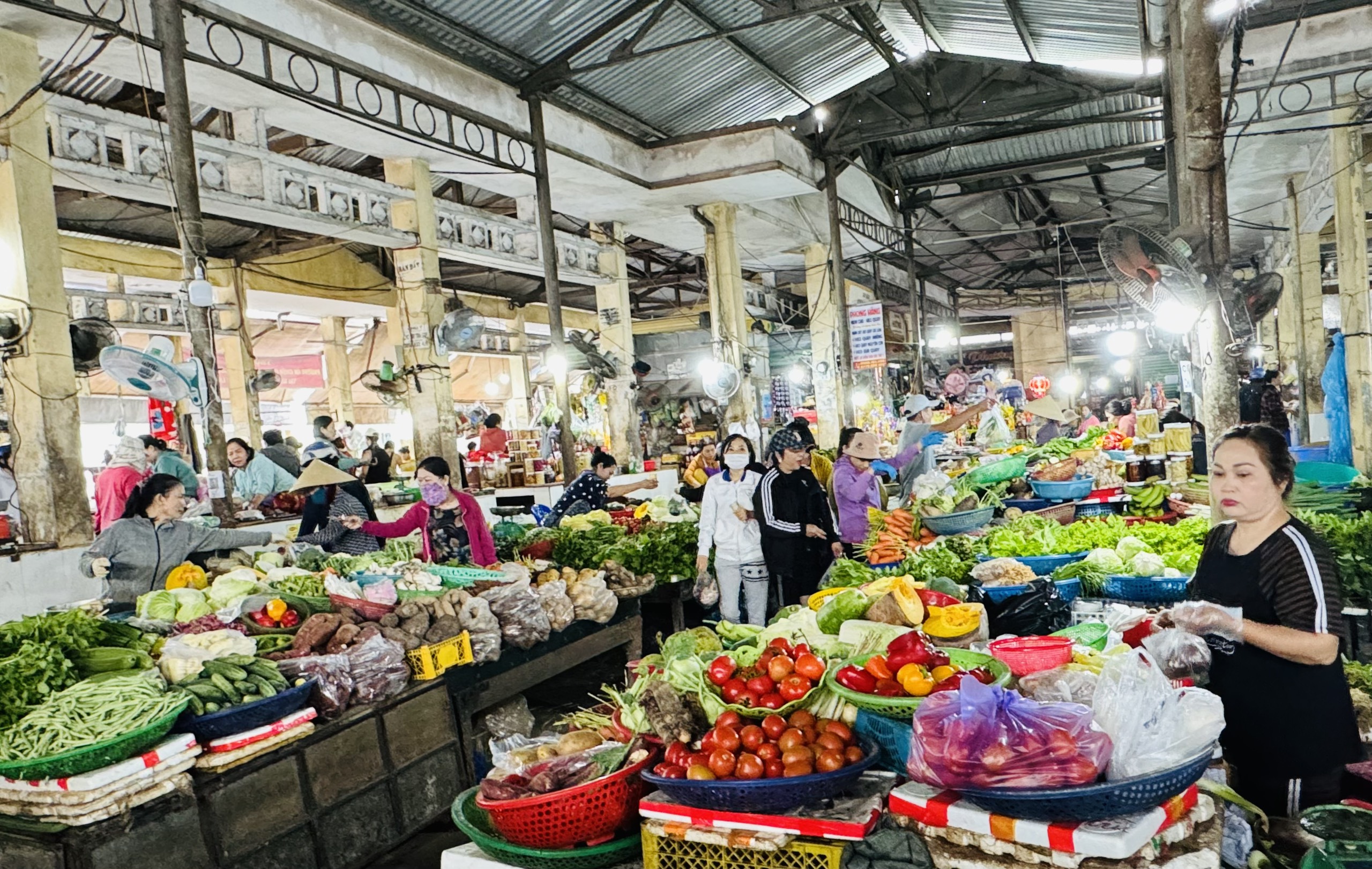 Giá hàng hóa ổn định dịp cận Tết