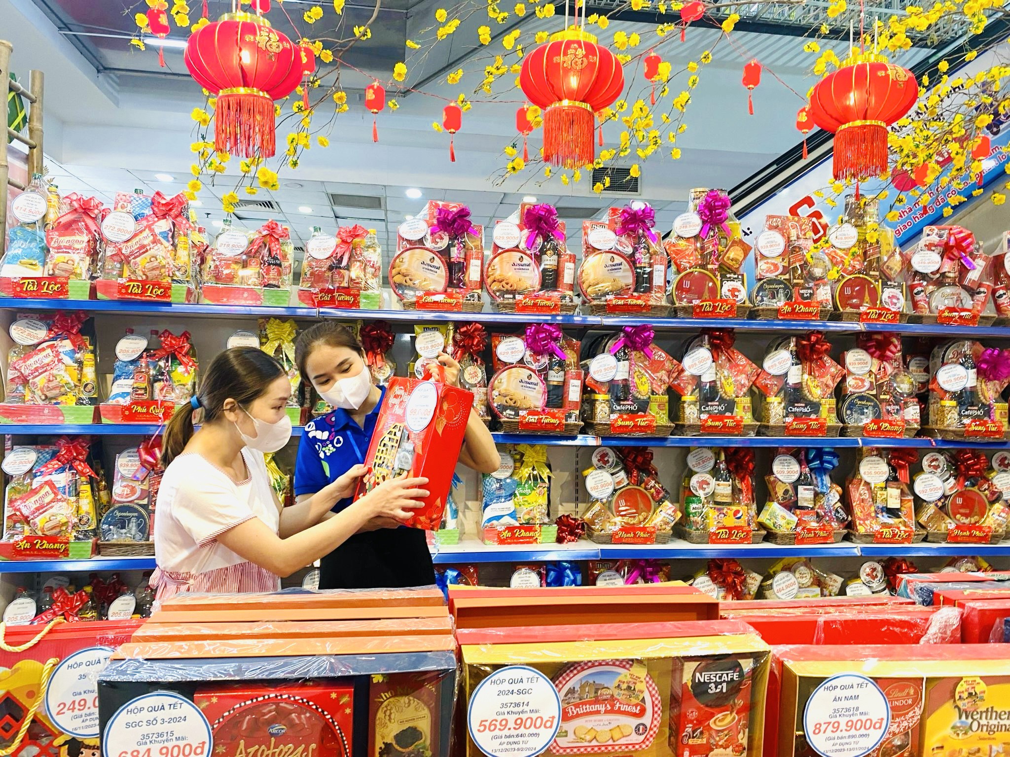 Nha Trang: Quà Tết đa dạng nhưng... sức mua chậm