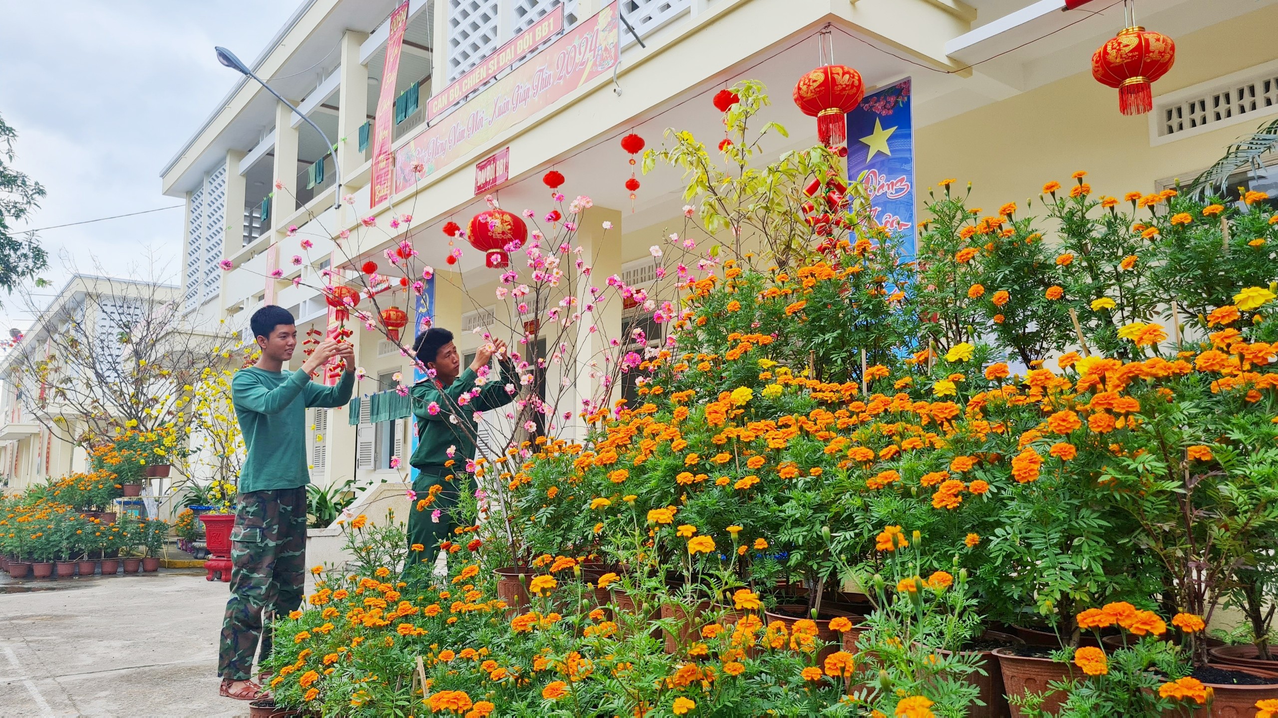 Đón xuân không quên nhiệm vụ