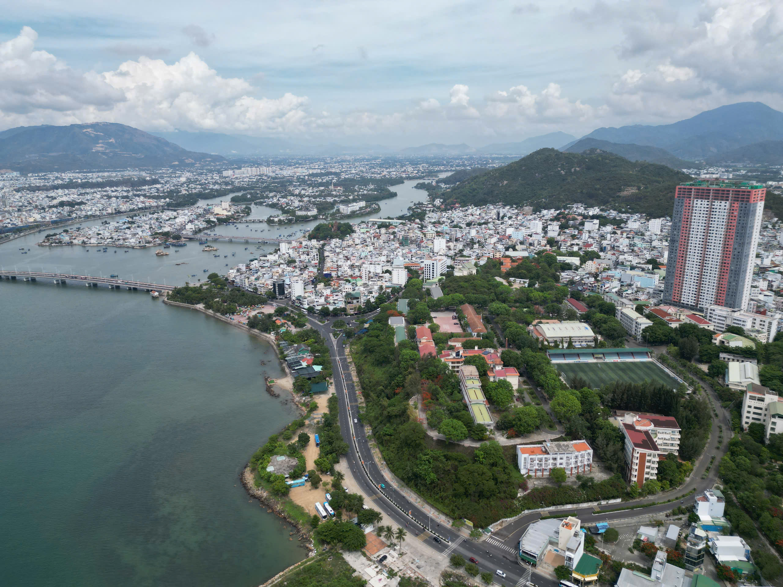 Khơi thông nguồn lực về đất đai