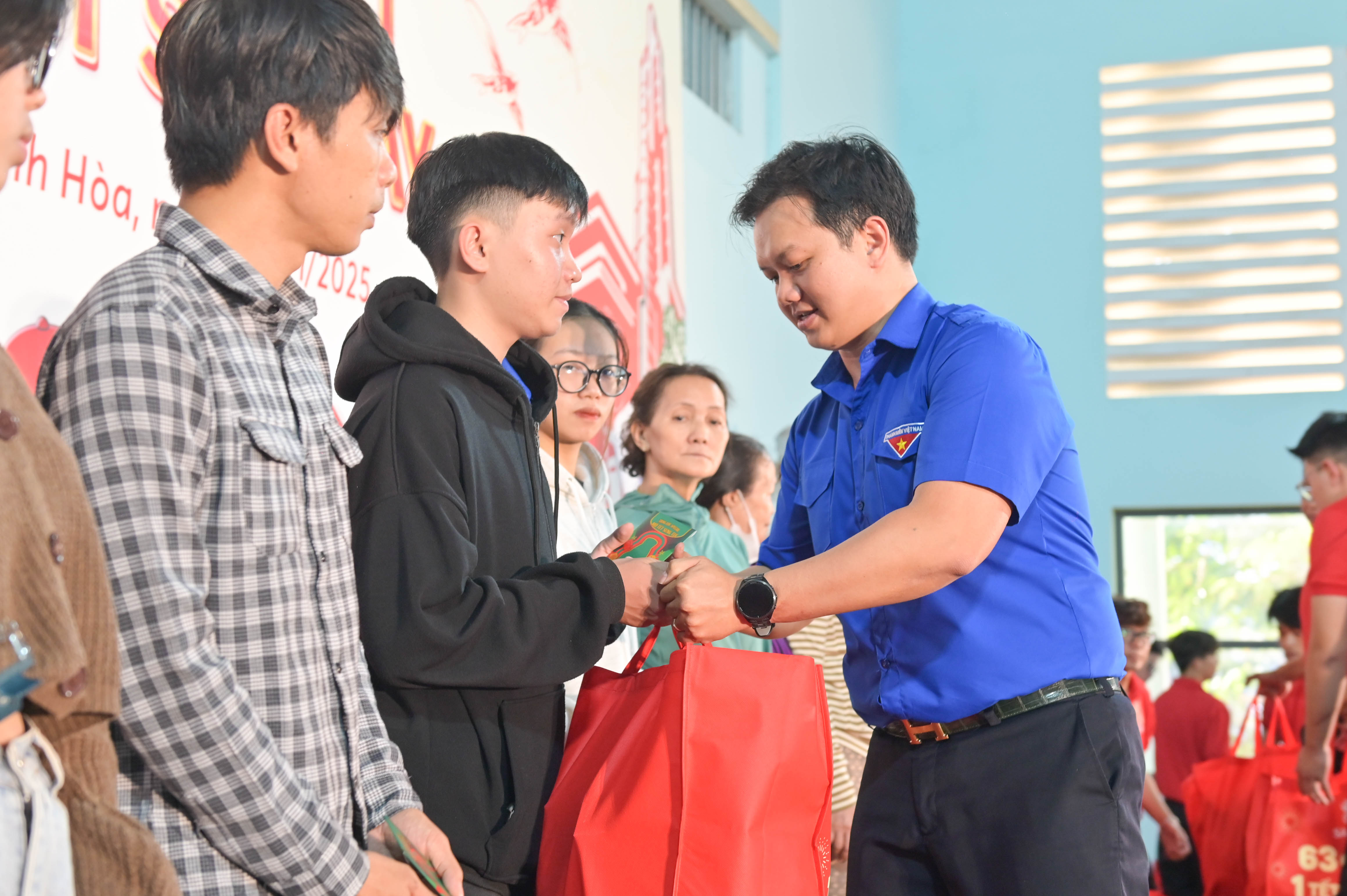 Mang xuân yêu thương đến với mọi người