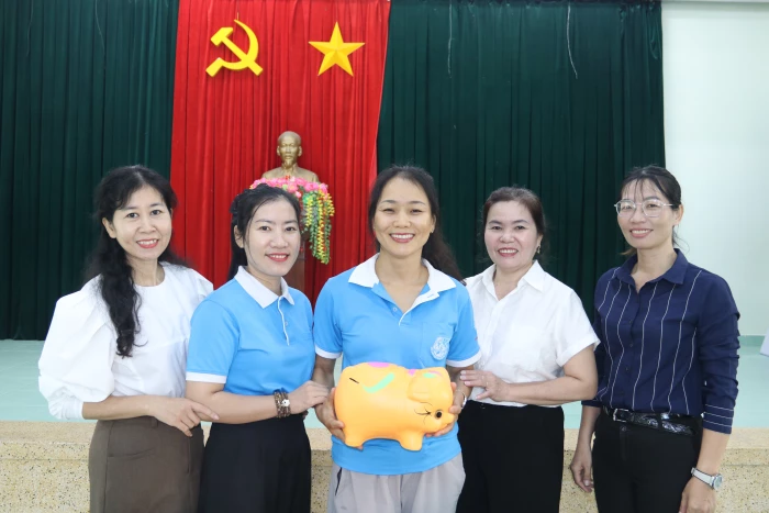 Nuôi heo đất san sẻ yêu thương