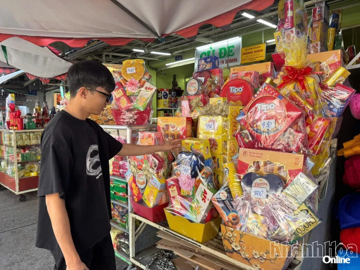 Khởi động thị trường giỏ quà Tết