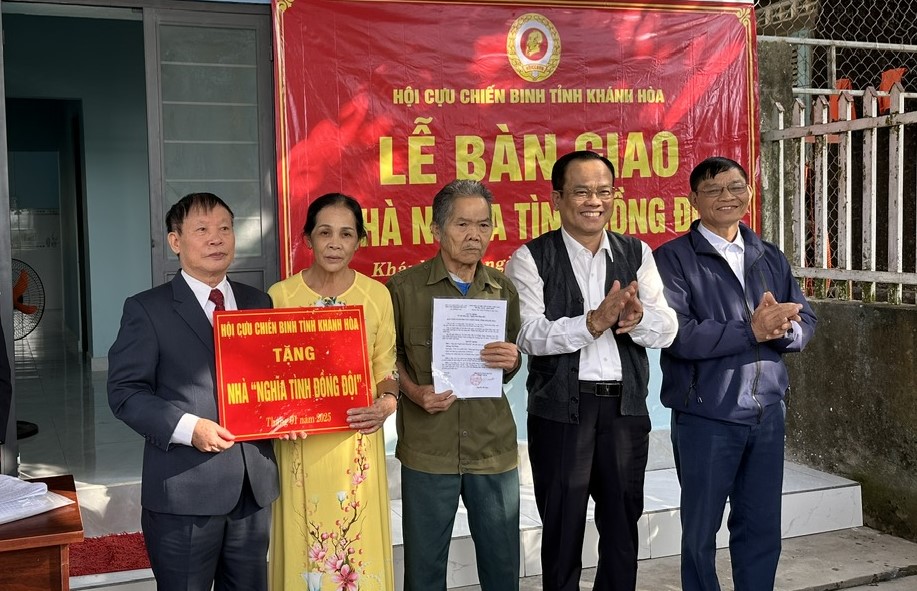 Những ngôi nhà ấm tình đồng đội 