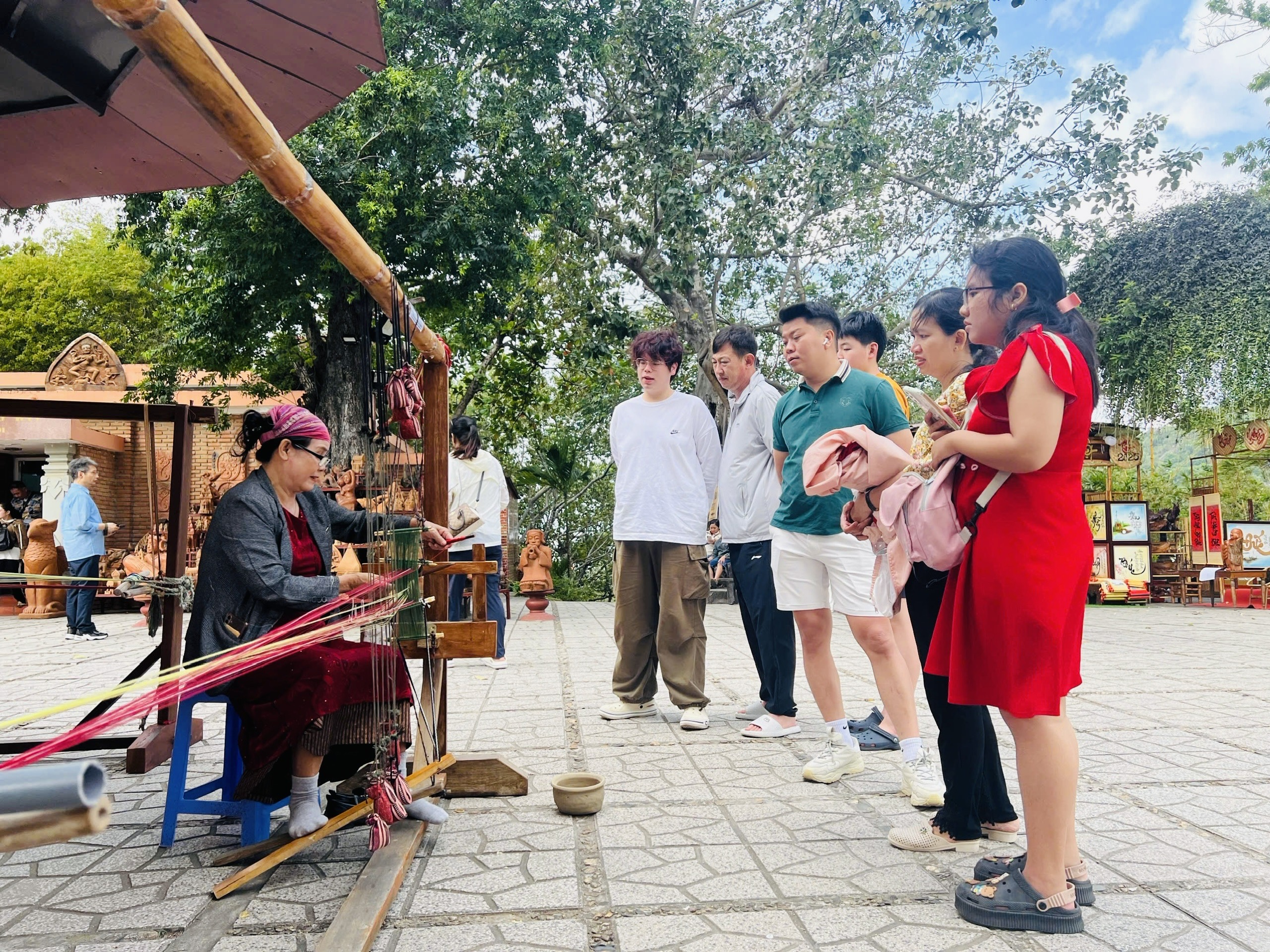 Xây dựng thành phố du lịch văn minh từ những công dân thân thiện