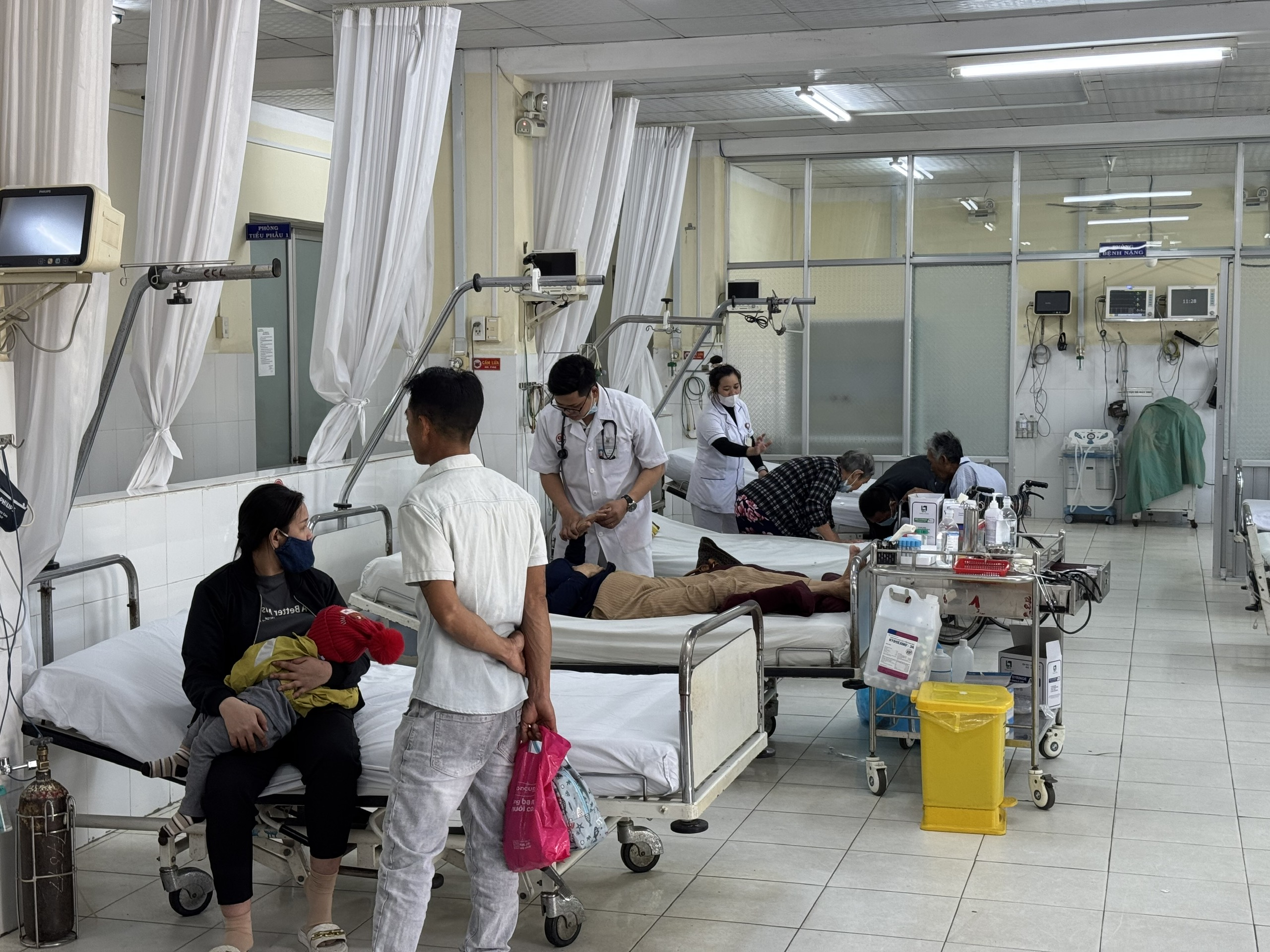 Các bệnh viện, trung tâm y tế: Thực hiện tốt công tác cấp cứu và điều trị dịp Tết