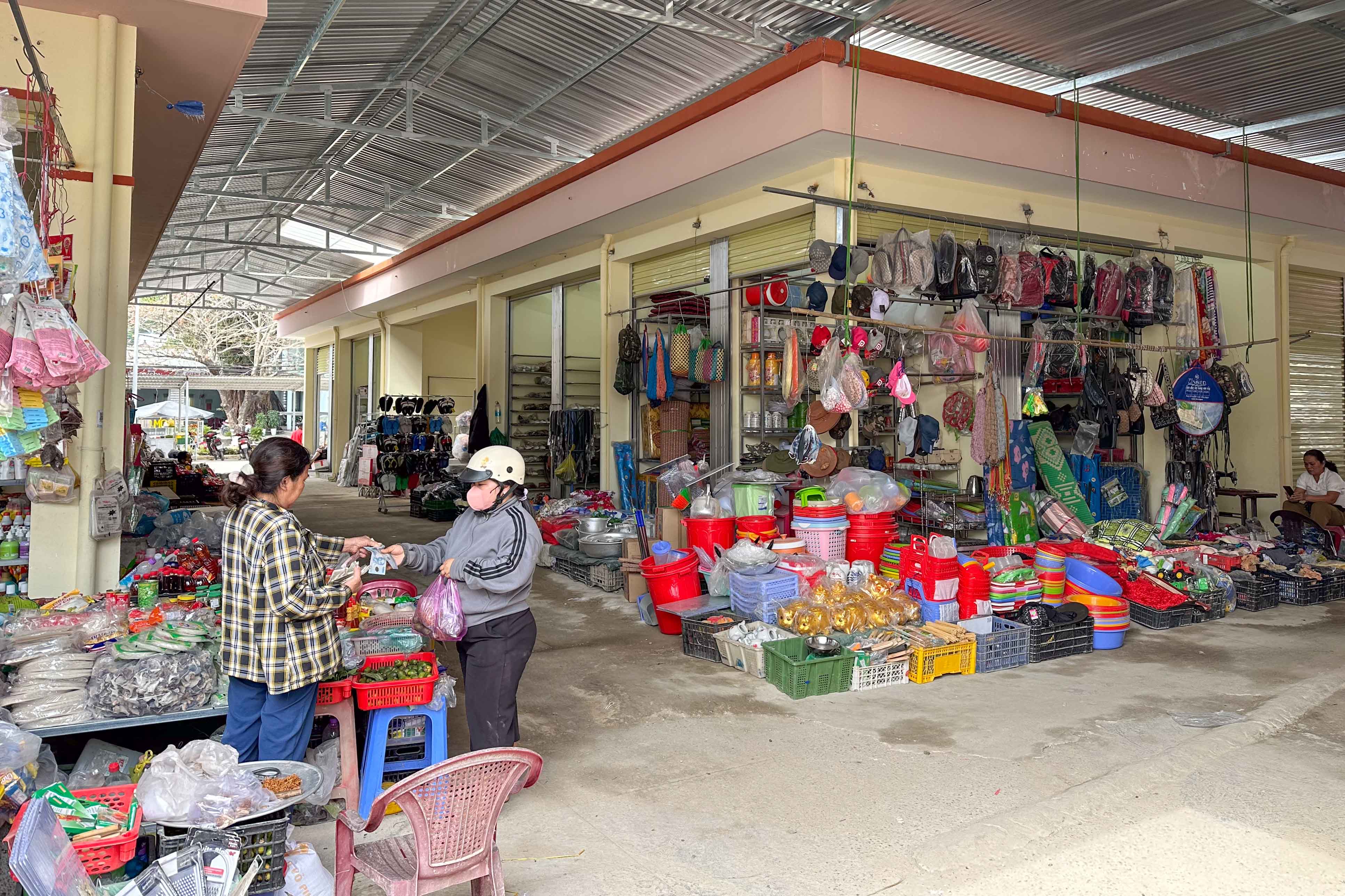 Chợ thị trấn Khánh Vĩnh: Tiểu thương đã kinh doanh ổn định