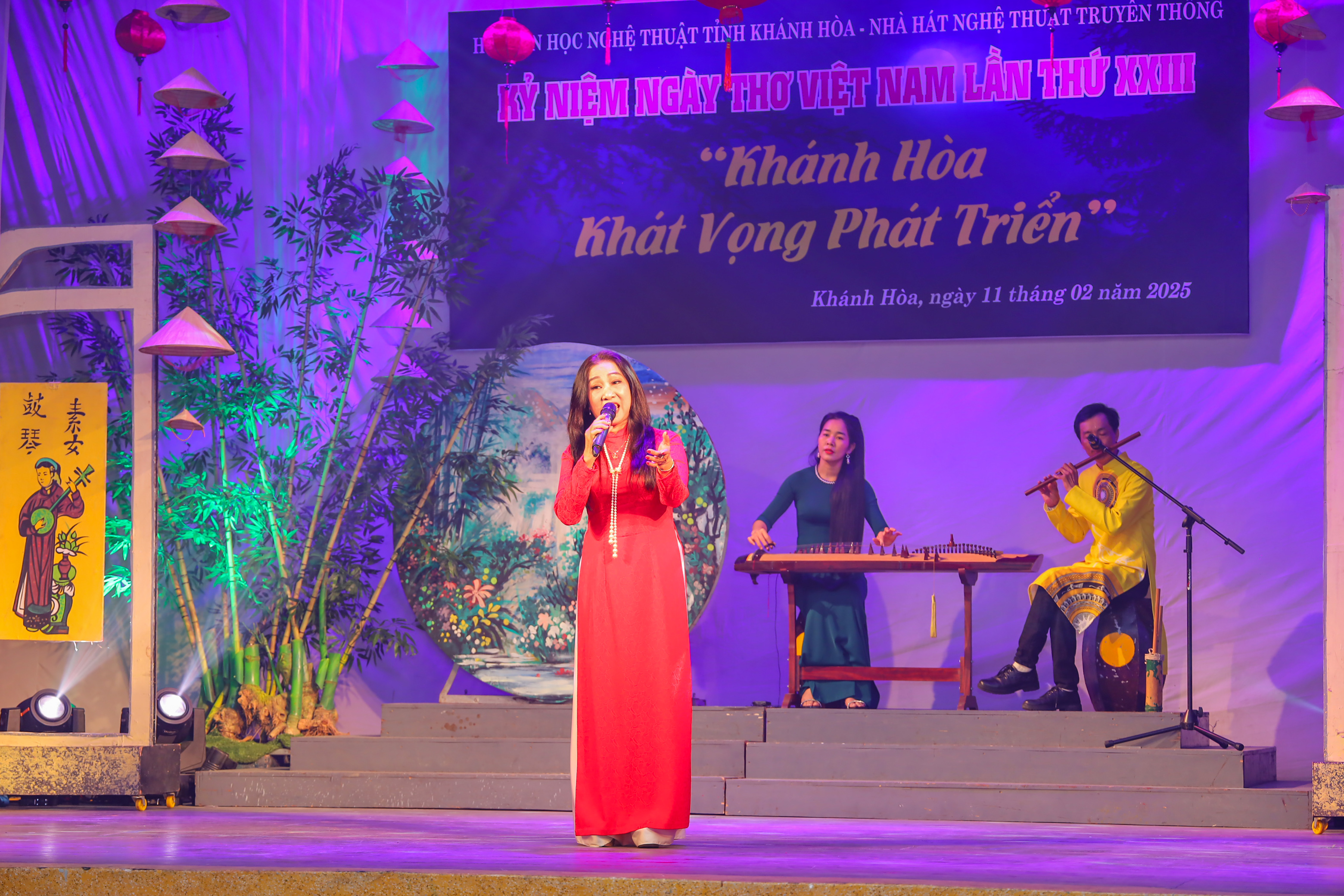 Du xuân qua những vần thơ