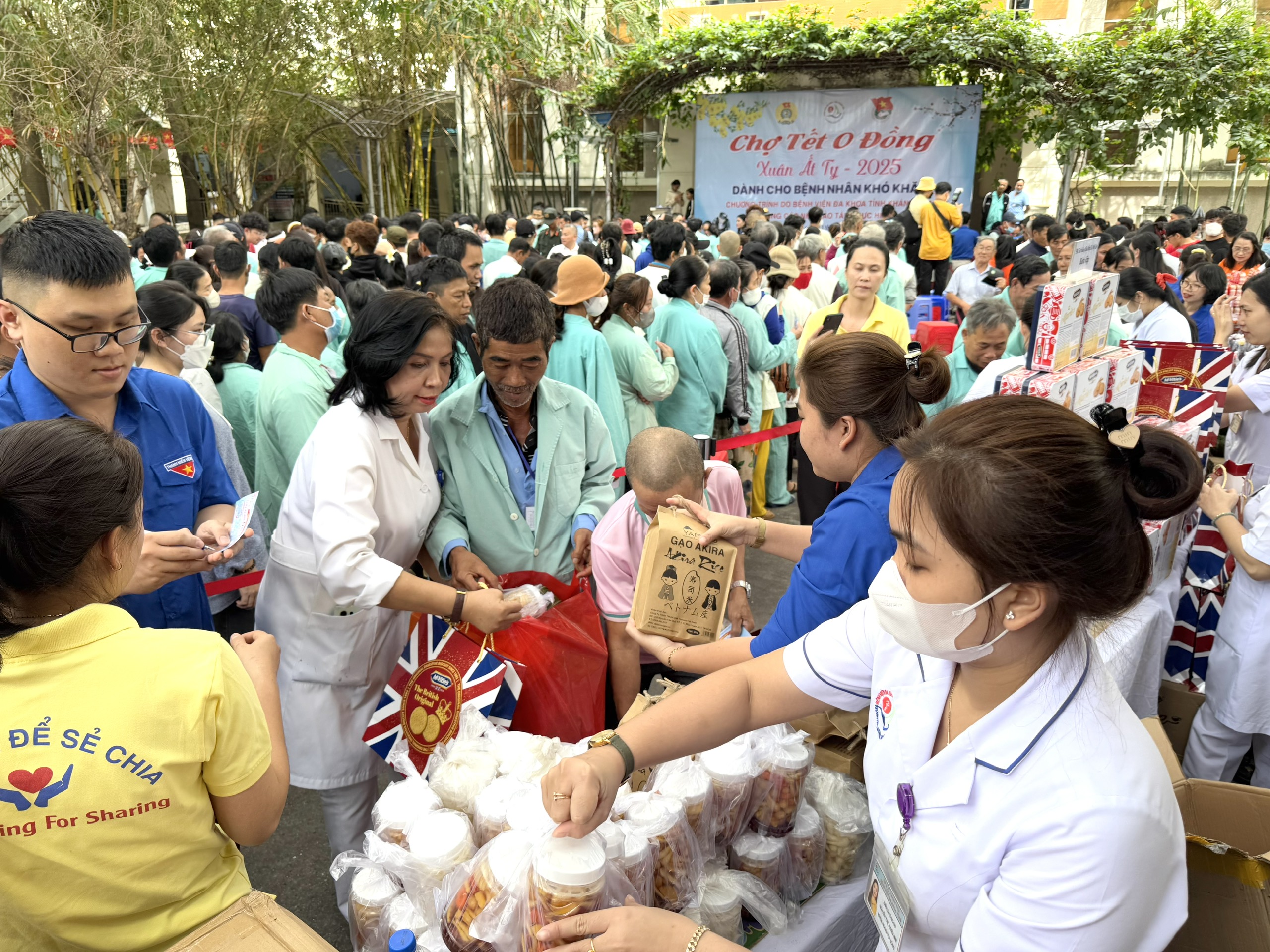 Kỷ niệm 70 năm Ngày Thầy thuốc Việt Nam (27-2-1955 - 27-2-2025): Điểm tựa cho bệnh nhân nghèo