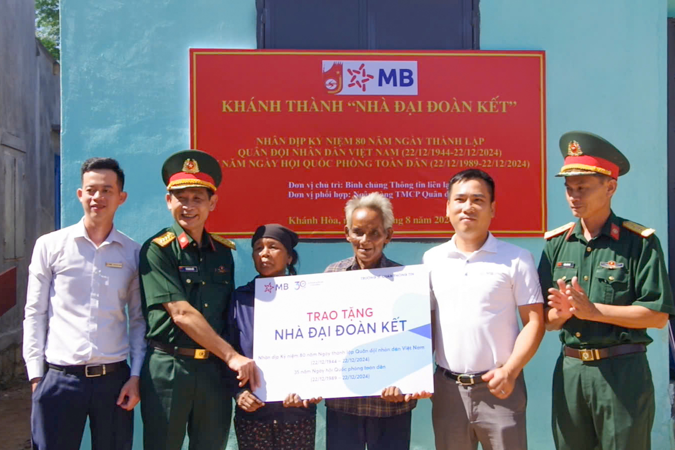 Trường Sĩ quan Thông tin: Đào tạo, huấn luyện đi đôi với công tác dân vận