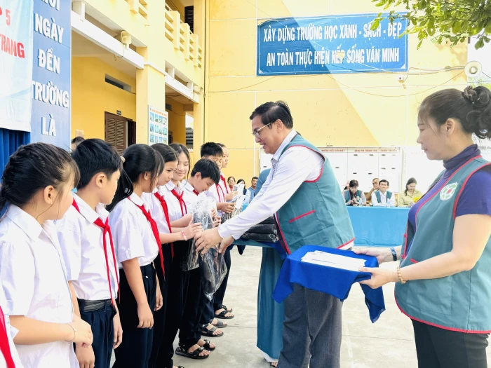 Chăm lo sức khỏe cho người yếu thế