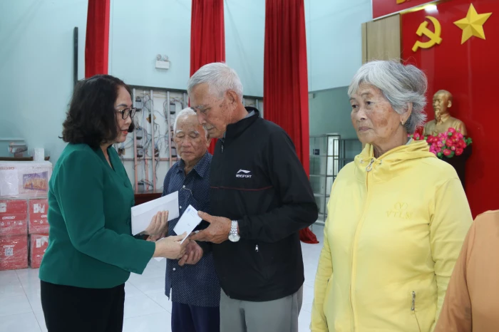 Mang Tết ấm đến với người cao tuổi