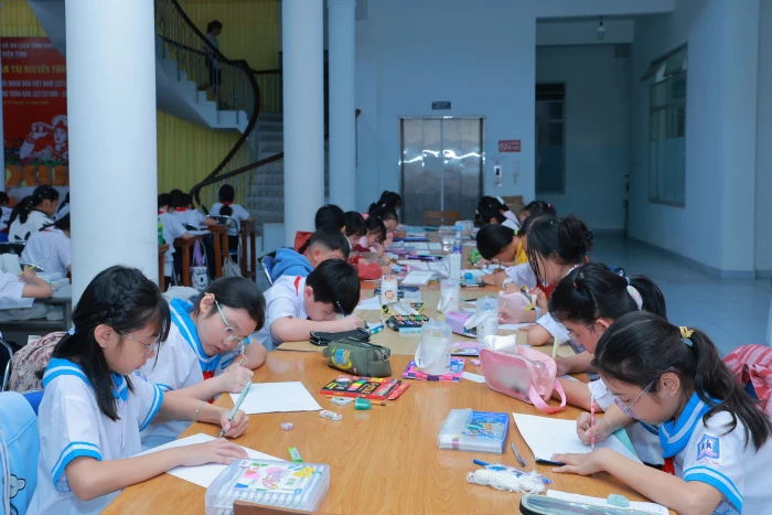 Sôi nổi cuộc thi vẽ tranh “Sắc xuân Khánh Hòa”