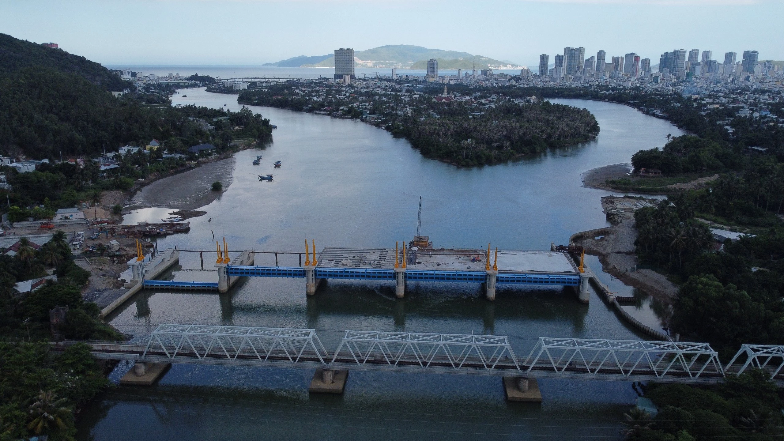 Công trình đập ngăn mặn trên sông Cái Nha Trang: Chậm tiến độ vì vướng mặt bằng