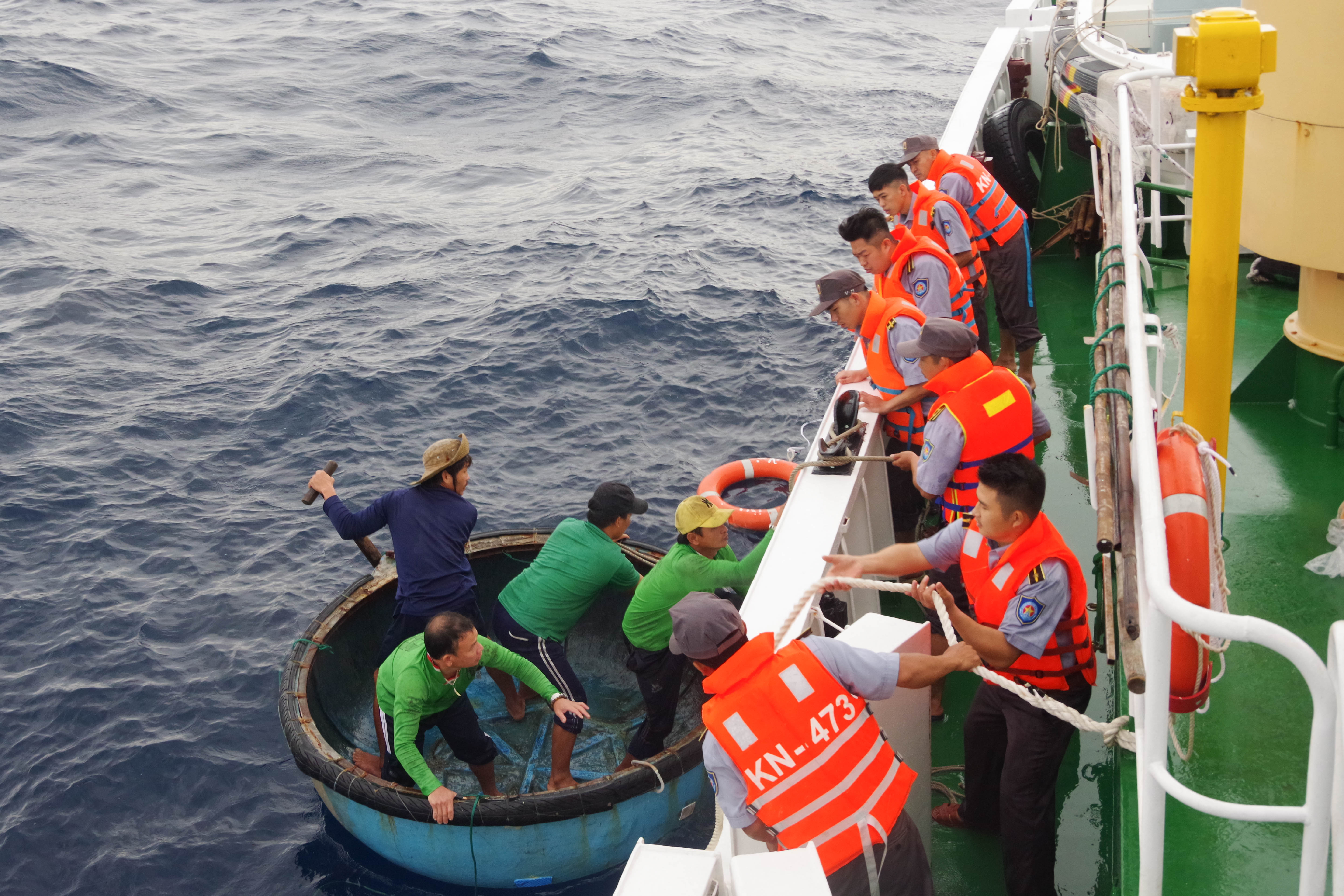 Chi đội Kiểm ngư số 4: Đồng hành với ngư dân trên biển