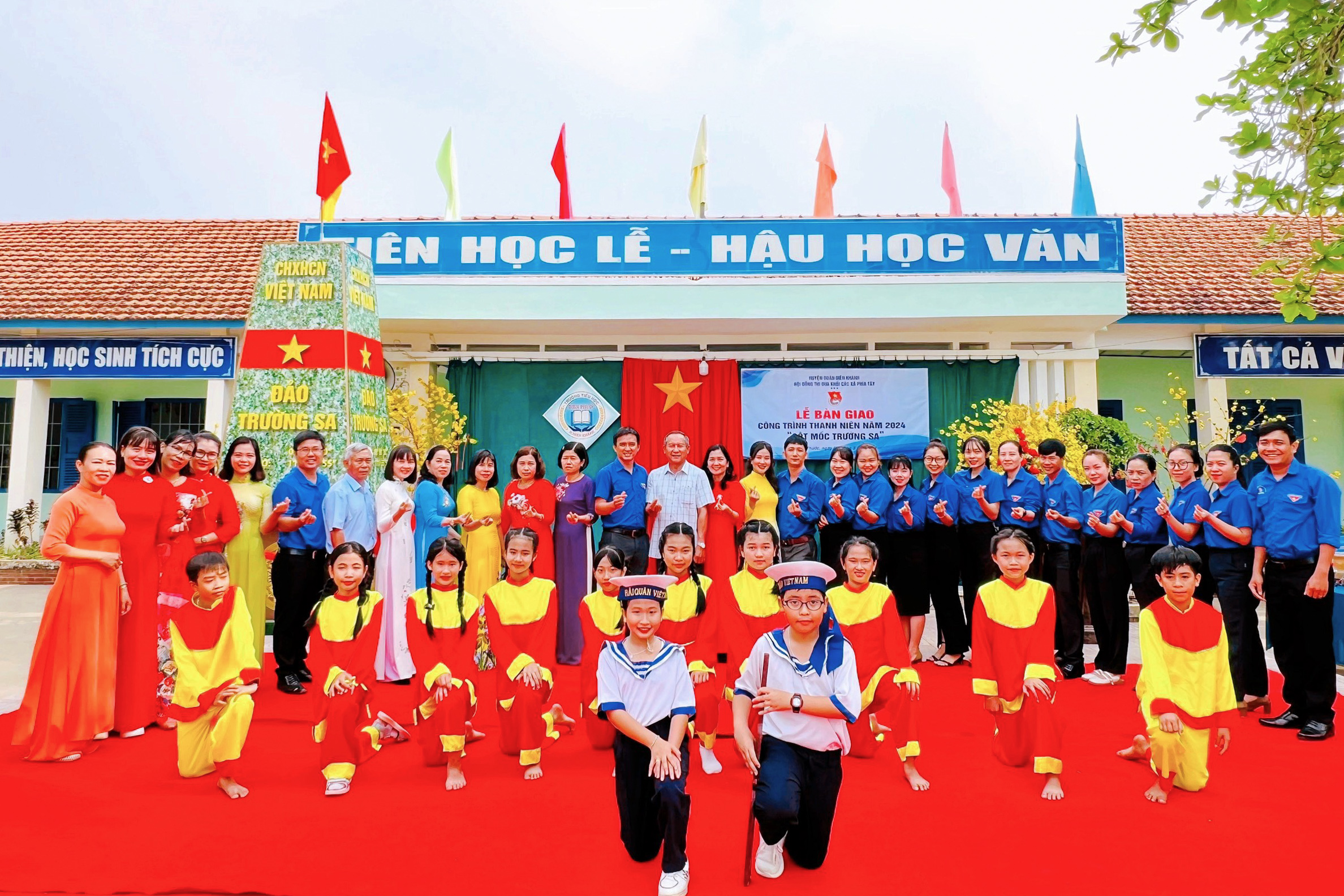 Xây dựng mô hình cột mốc Trường Sa trong trường học