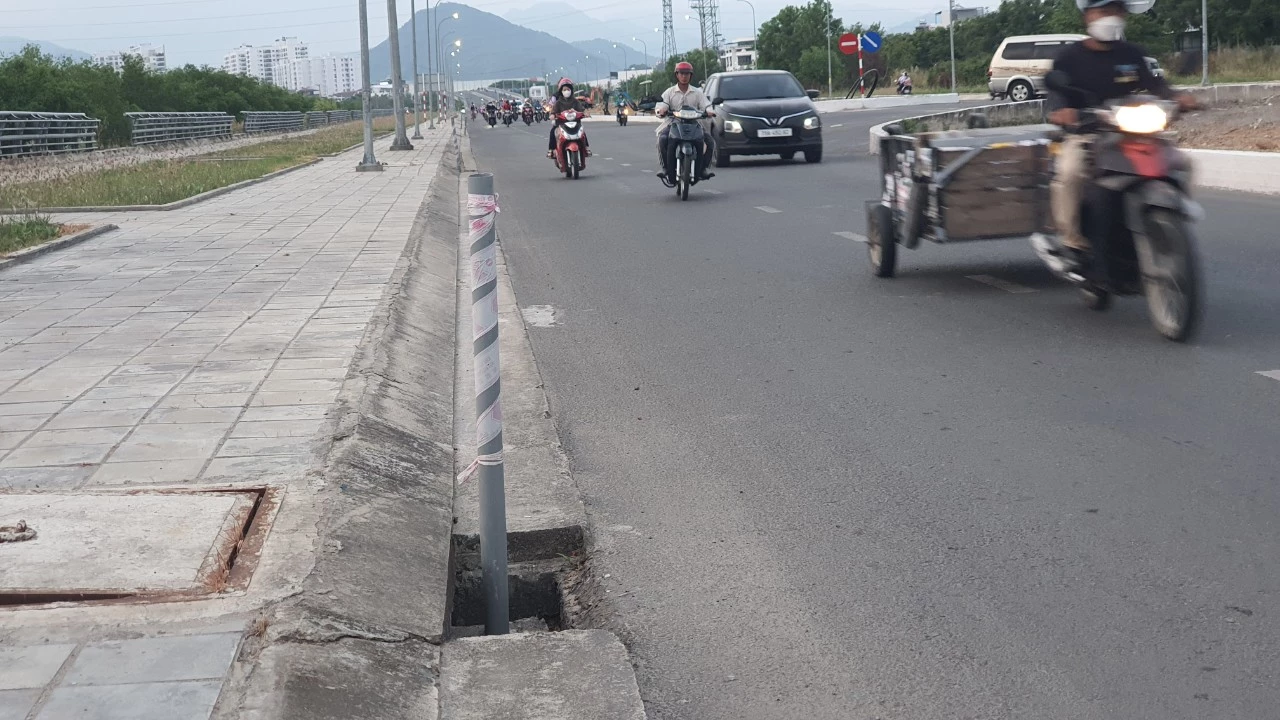 Nhiều hố ga mất nắp trên đường Vành đai 2 