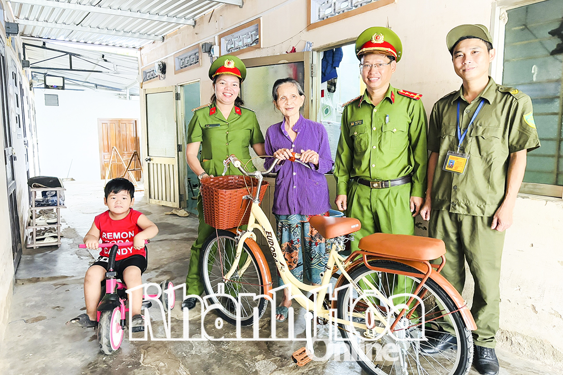 Công an phường Ninh Đa: Nhận đỡ đầu cháu bé có hoàn cảnh khó khăn