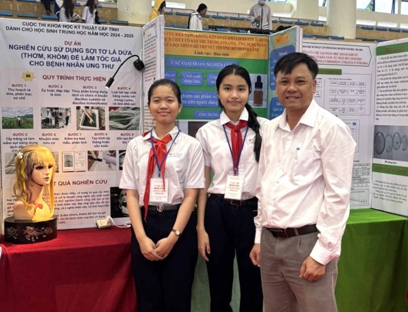 Hai học sinh làm tóc giả từ sợi tơ lá dứa