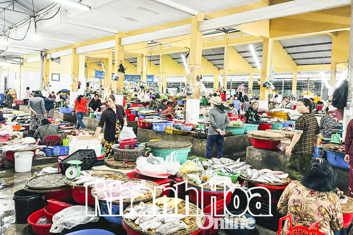 Tiểu thương chợ truyền thống: Chuyển đổi hình thức bán hàng để thích ứng