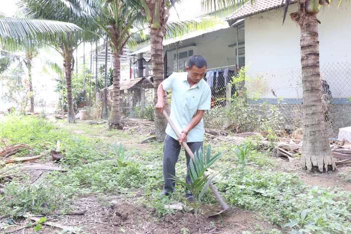 Hỗ trợ người dân tái thiết sản xuất