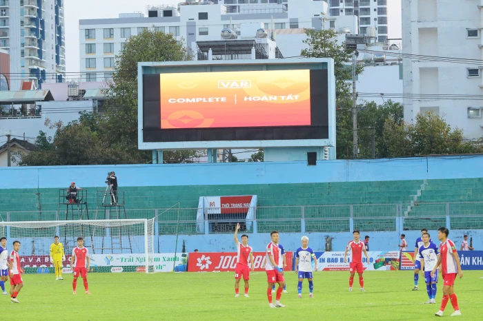 Những nhịp “VAR” cảm xúc trên sân vận động 19-8 