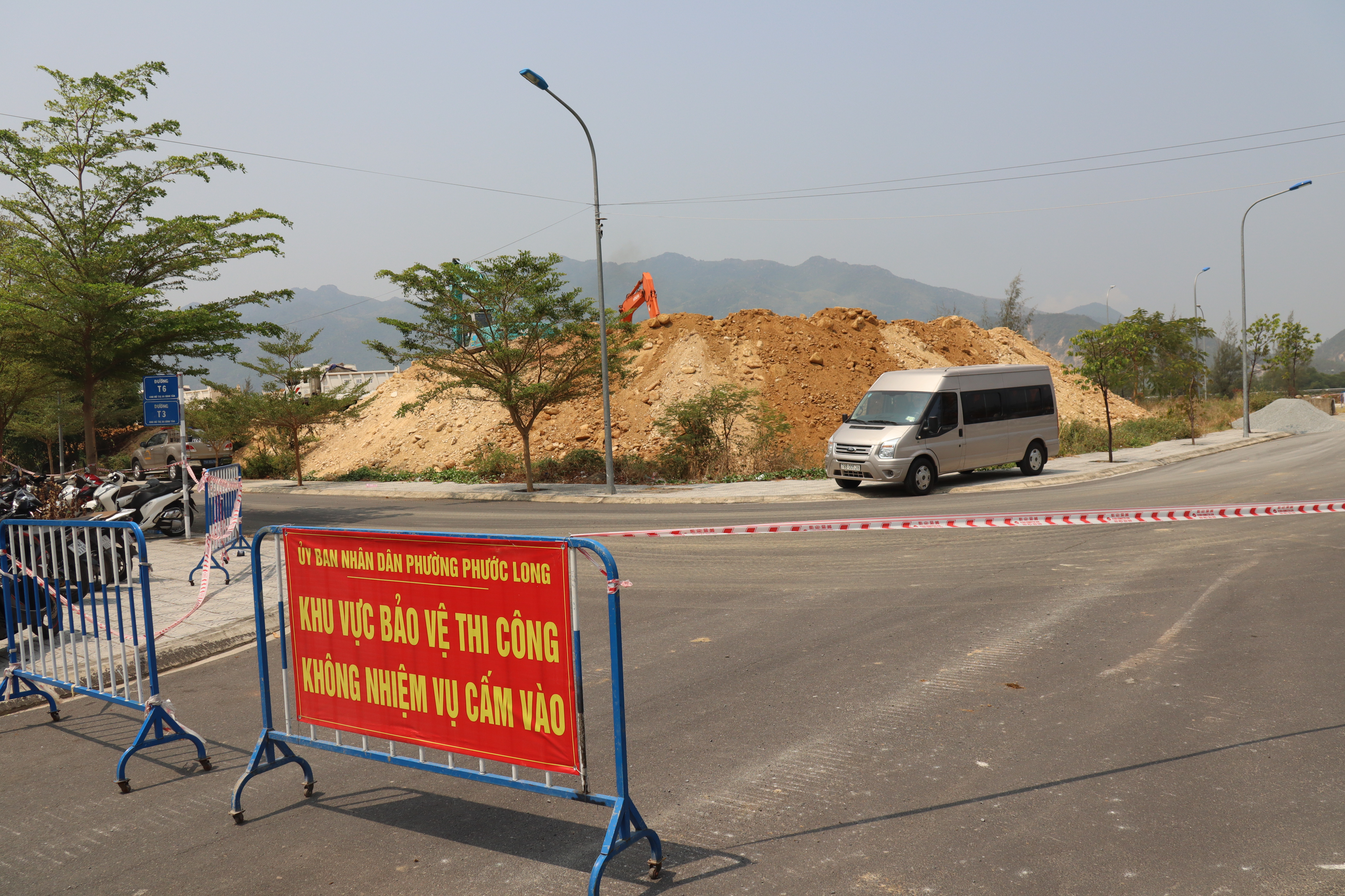 Lực lượng chức năng phường Phước Long: Bảo vệ thi công đường gom Vành đai 2