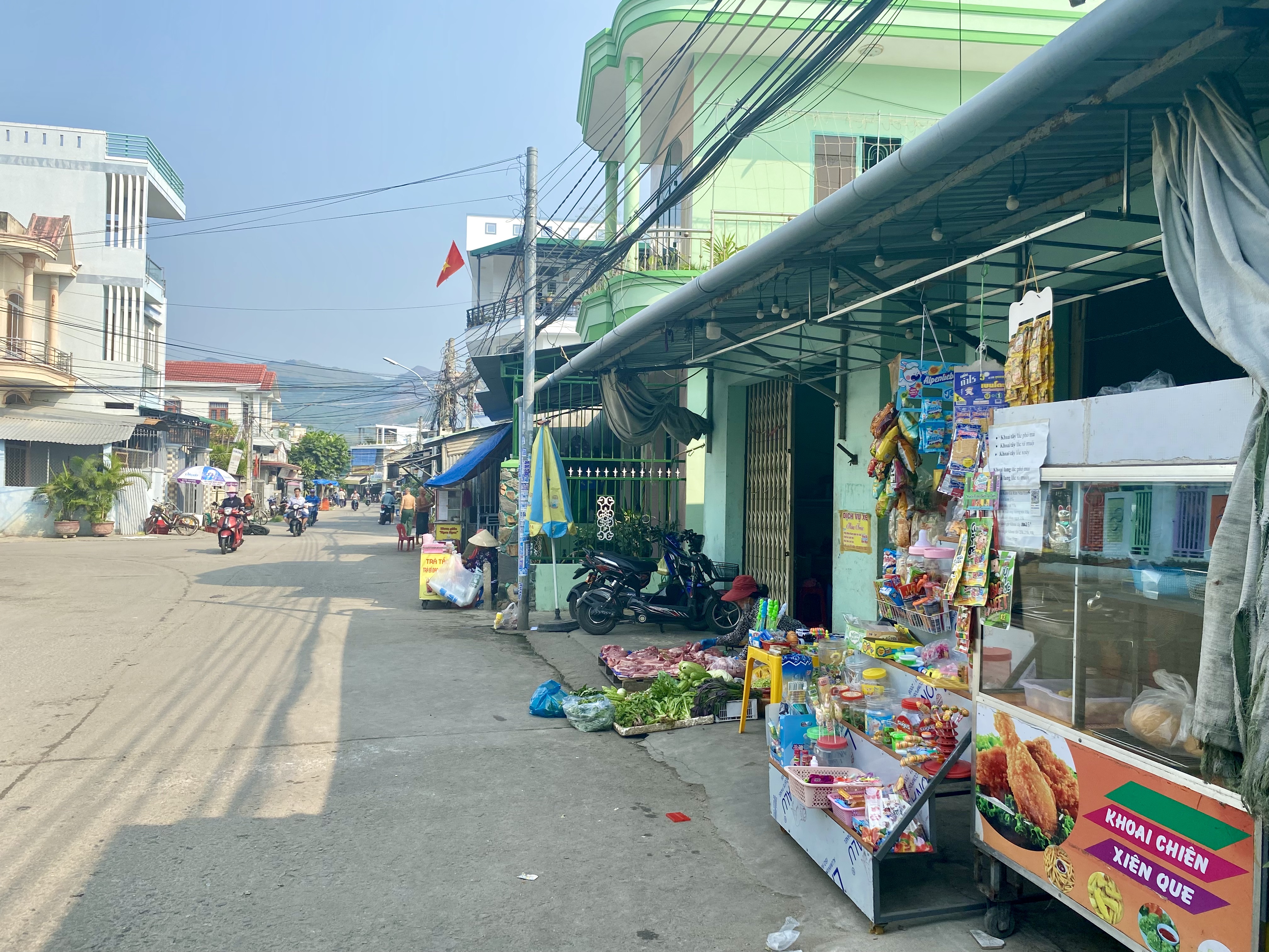 Tình trạng buôn bán tự phát xung quanh chợ Vĩnh Lương: Sẽ kiểm tra, xử lý dứt điểm