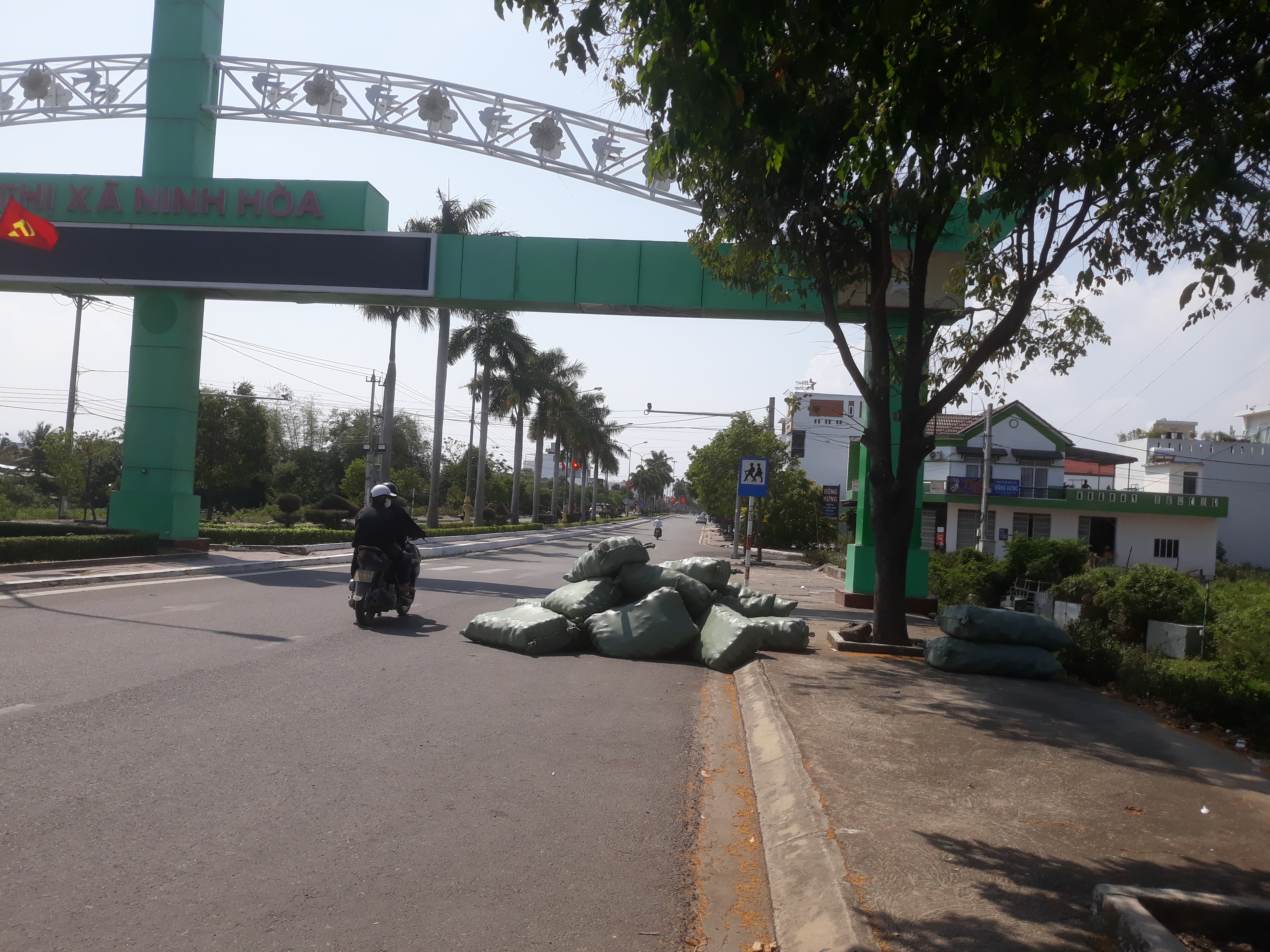 Tập kết hàng hóa dưới lòng đường