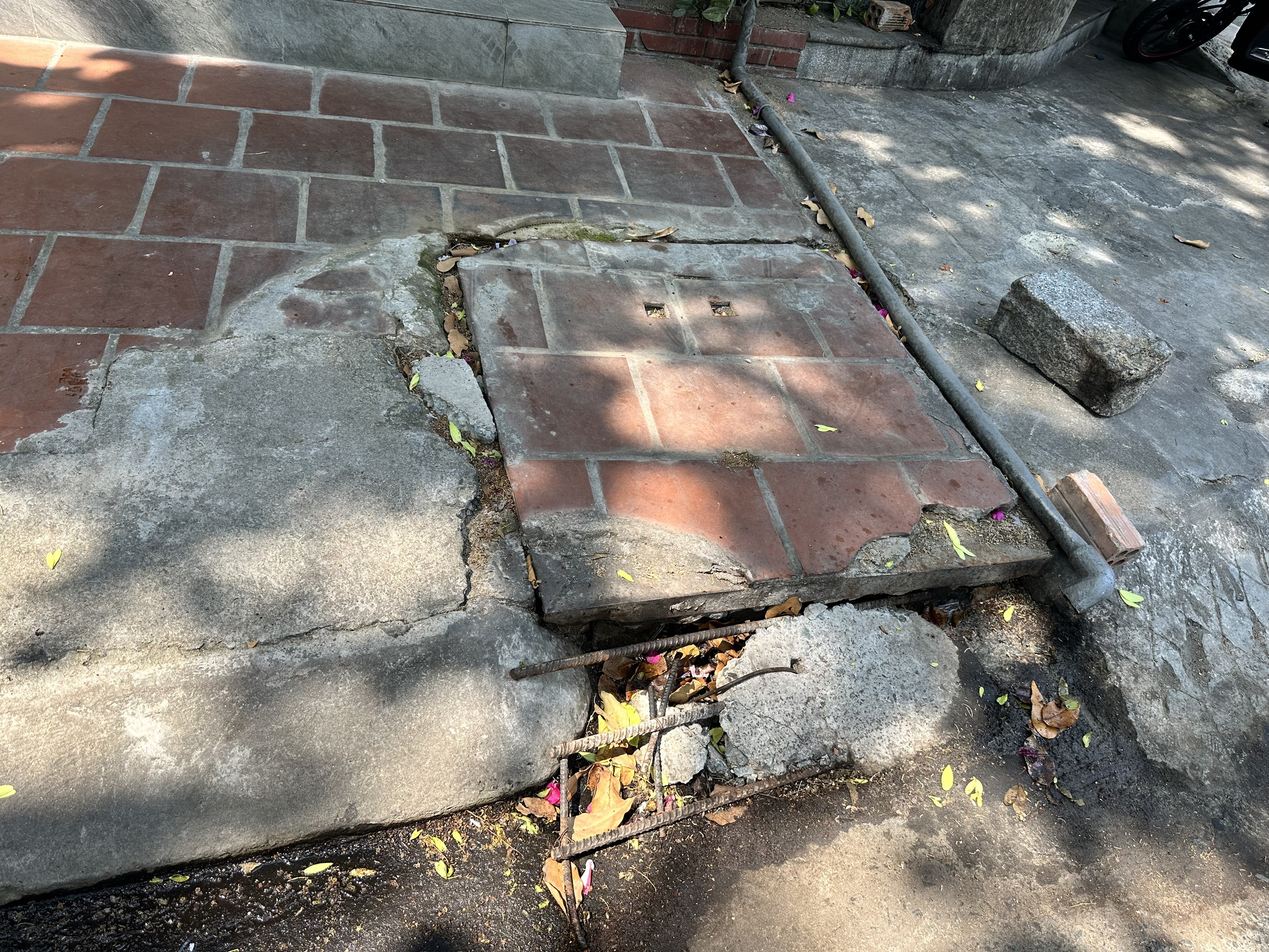 Cần thay mới nắp hố ga