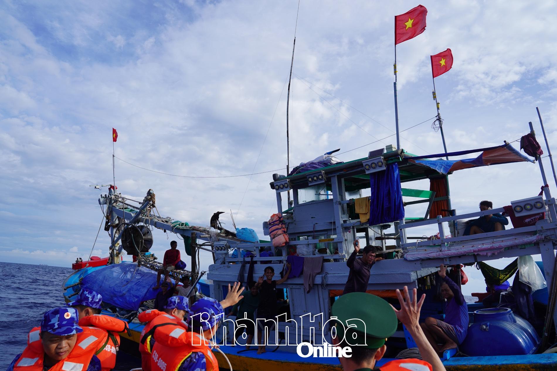 Cảnh sát biển đồng hành với ngư dân