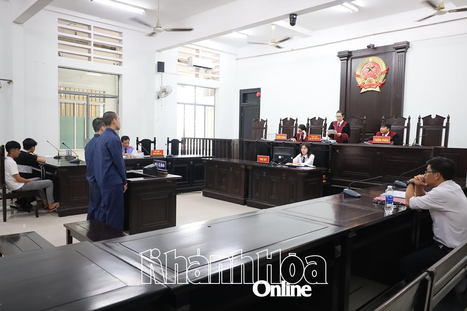 Vụ ném cục bê tông vào người đi xe mô tô: Tòa nhận định có dấu hiệu tội giết người