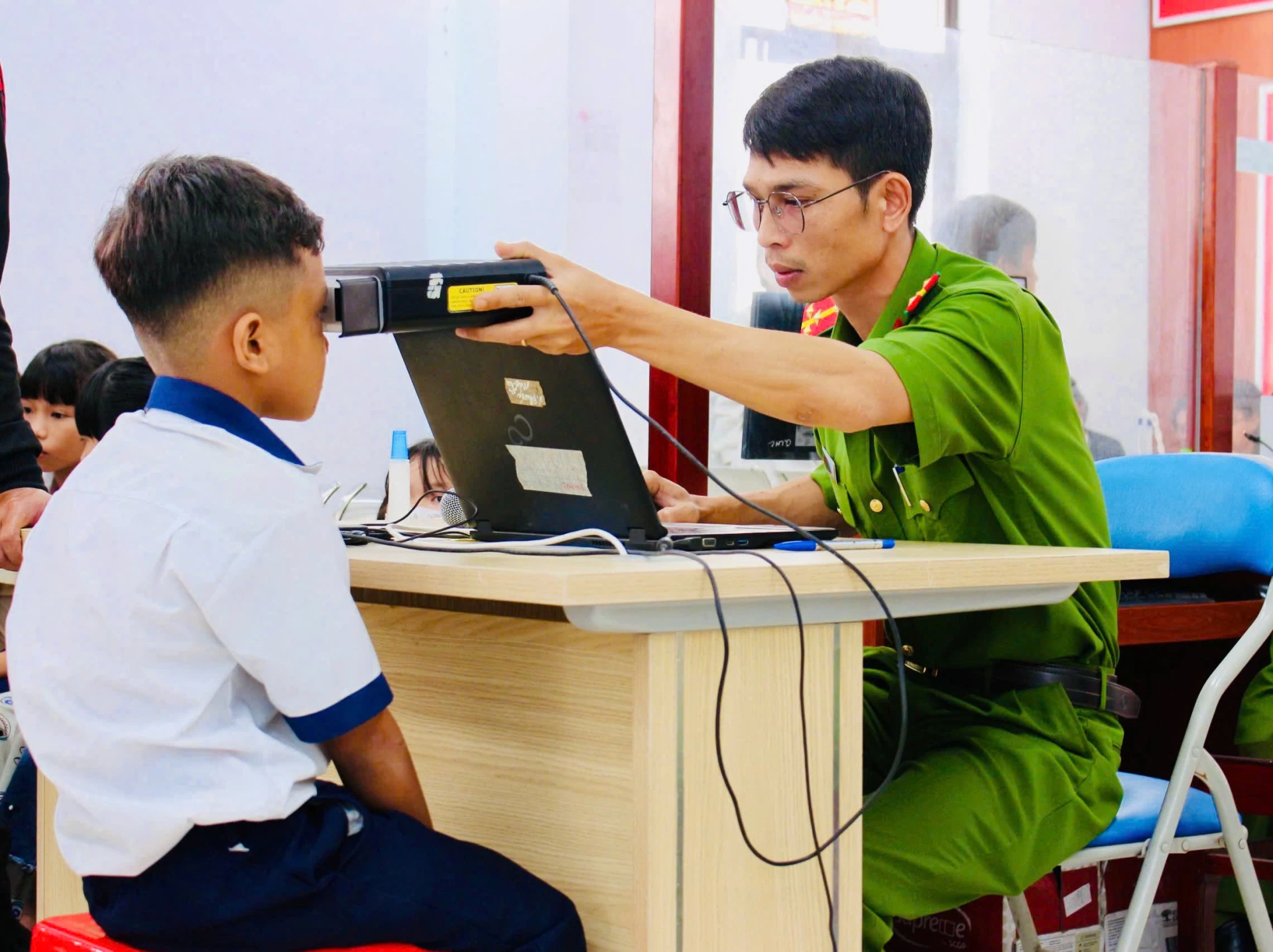 Sáng đèn phục vụ Nhân dân