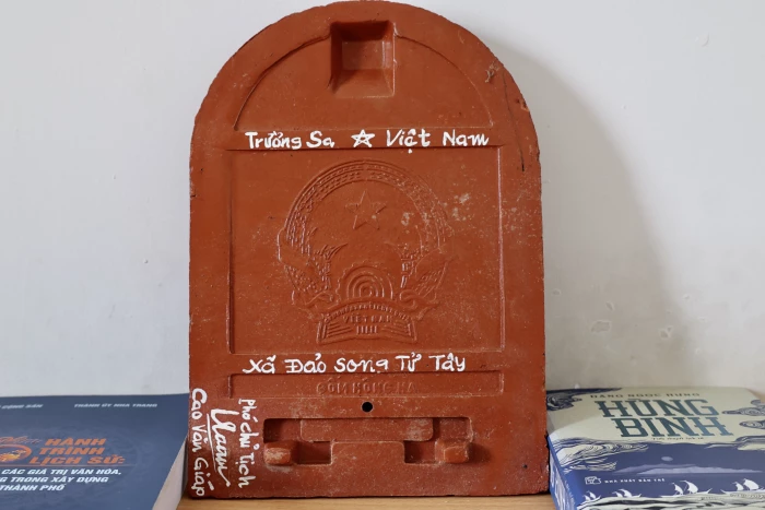 Những viên ngói thiêng liêng in hình Quốc huy Việt Nam ở Trường Sa