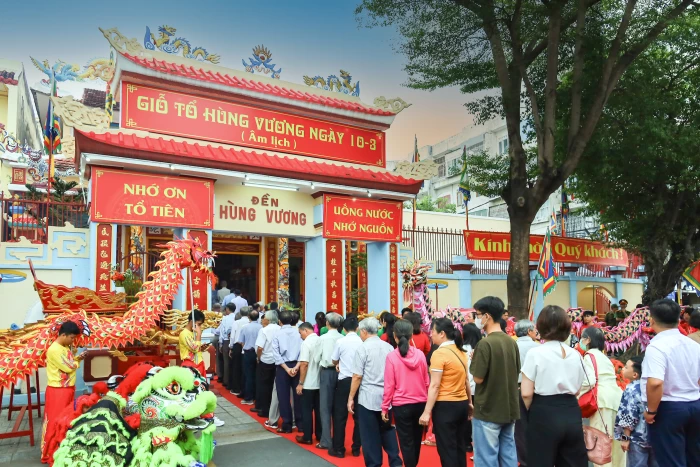 Hướng về cội nguồn dân tộc 