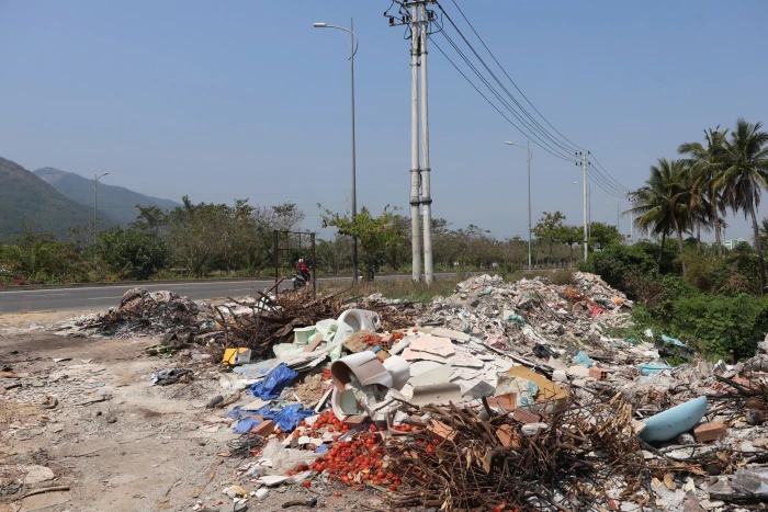 Tình trạng đổ rác ven đường Võ Nguyên Giáp: Cần được xử lý dứt điểm