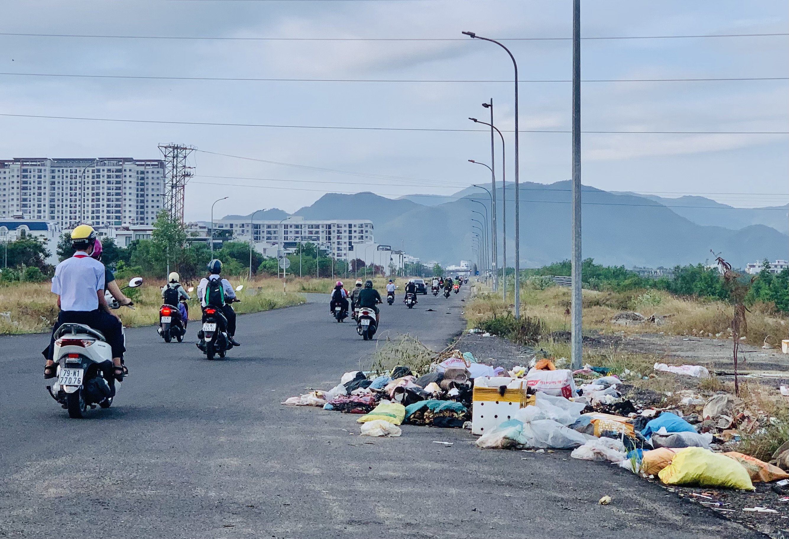 Đổ rác, xà bần tràn lan gần cầu vượt nút giao thông Ngọc Hội