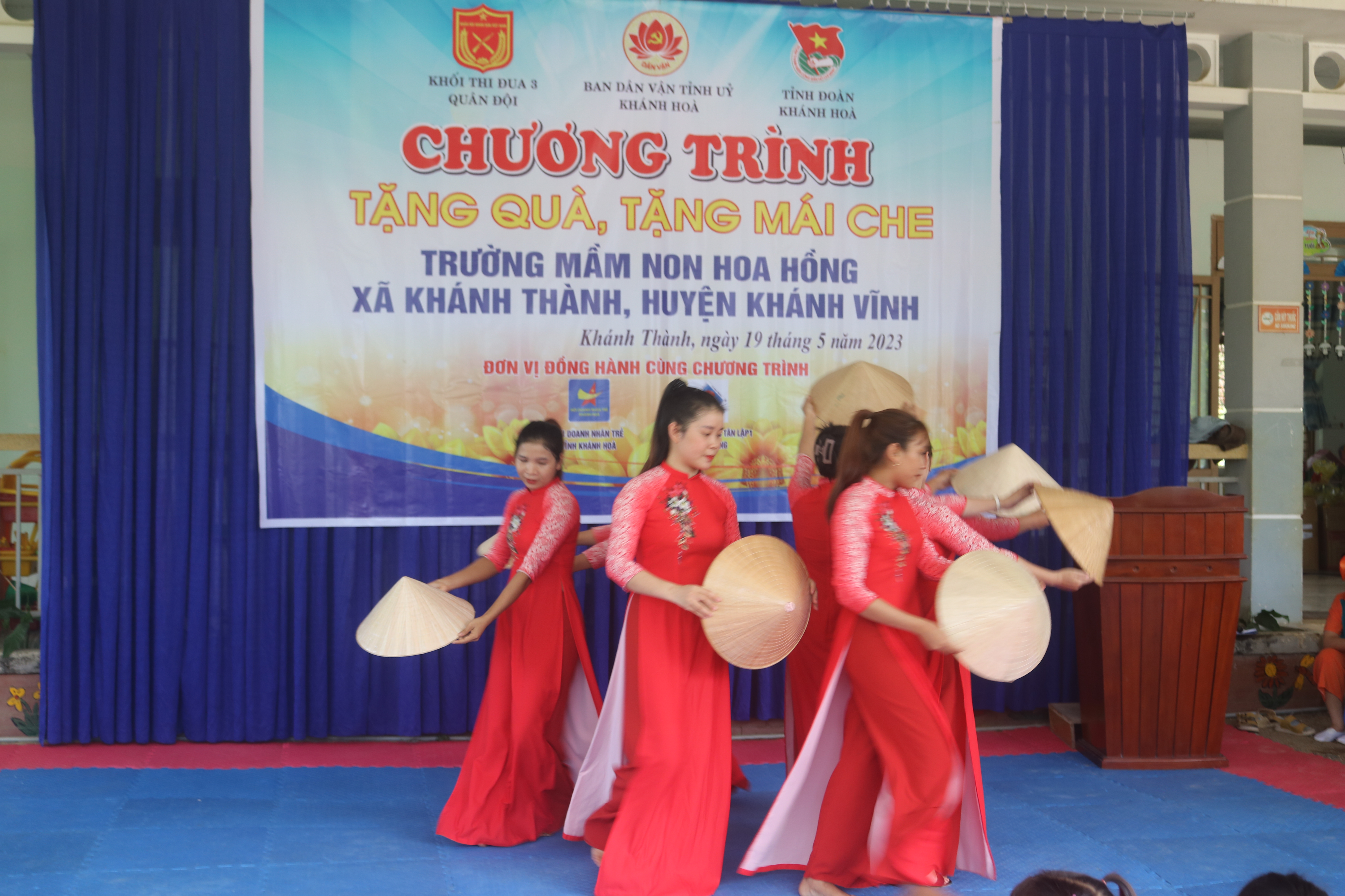 Ban Dân vận Tỉnh ủy và các đơn vị: Tặng quà và mái che cho Trường Mầm non Hoa Hồng