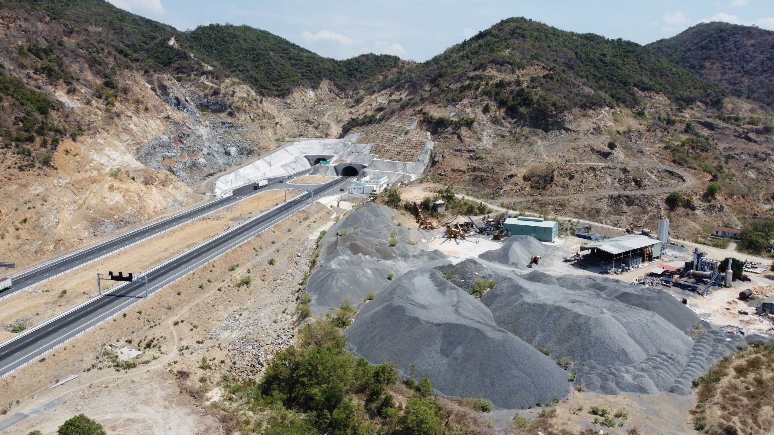 Việc khai thác đá gây ra bụi làm hạn chế tầm nhìn trên đường bộ cao tốc: Yêu cầu các mỏ đá có giải pháp xử lý