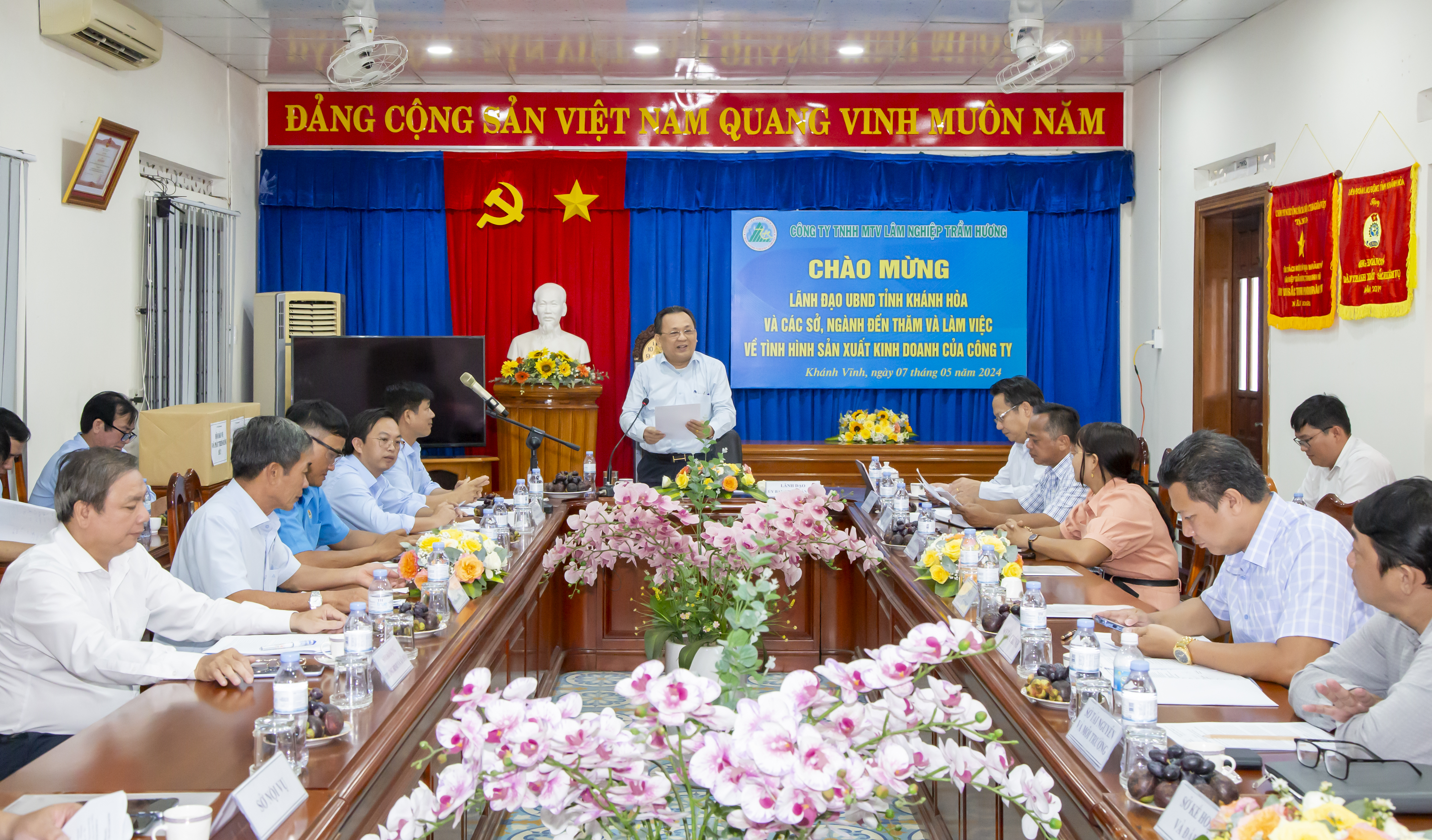 Ông Lê Hữu Hoàng - Phó Chủ tịch Thường trực UBND tỉnh: Làm việc với Công ty TNHH Một thành viên Lâm nghiệp Trầm Hương